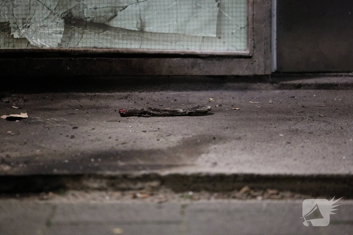 Explosie veroorzaakt brand in portiekwoning