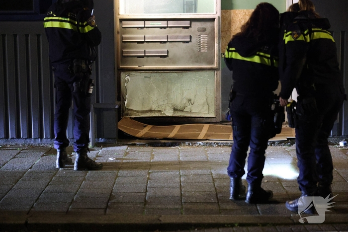 Explosie veroorzaakt brand in portiekwoning