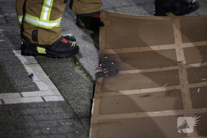 Explosie veroorzaakt brand in portiekwoning