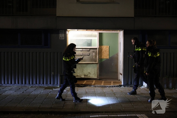 Explosie veroorzaakt brand in portiekwoning