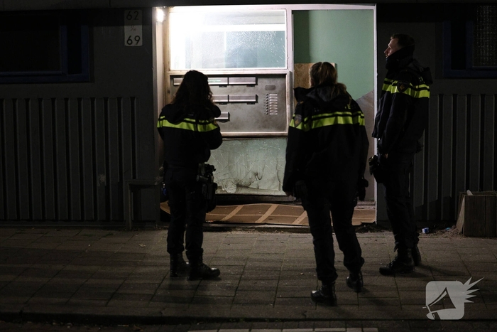 Explosie veroorzaakt brand in portiekwoning