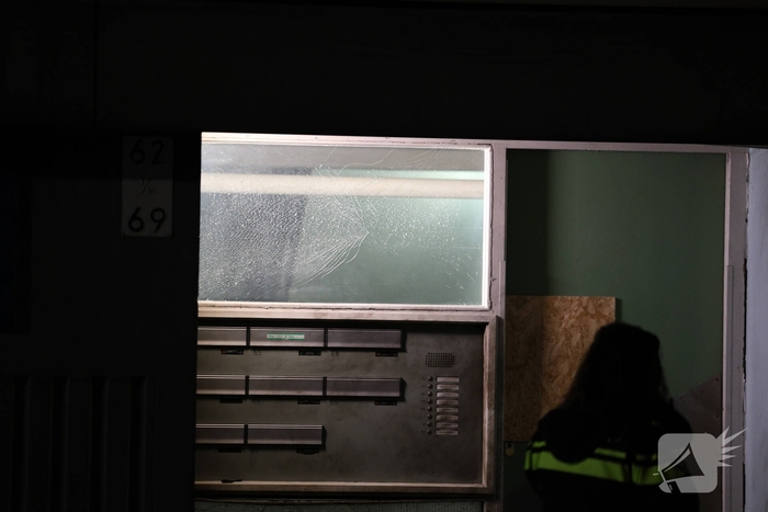 Explosie veroorzaakt brand in portiekwoning