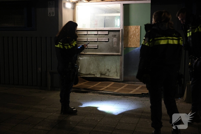 Explosie veroorzaakt brand in portiekwoning