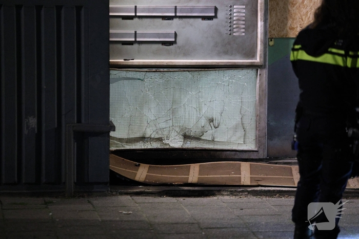 Explosie veroorzaakt brand in portiekwoning