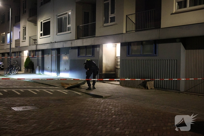 Explosie veroorzaakt brand in portiekwoning