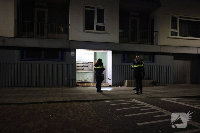 Explosie veroorzaakt brand in portiekwoning
