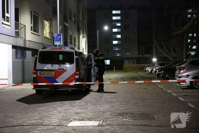 Explosie veroorzaakt brand in portiekwoning