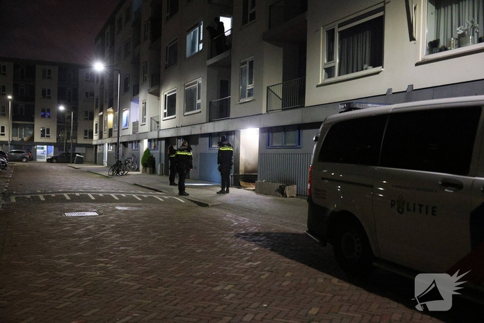 Explosie veroorzaakt brand in portiekwoning