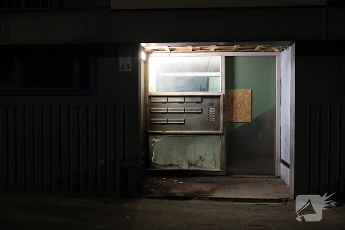 Explosie veroorzaakt brand in portiekwoning