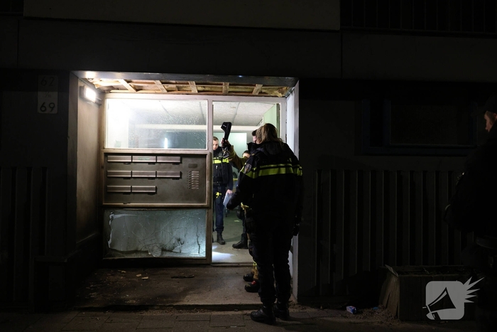 Explosie veroorzaakt brand in portiekwoning