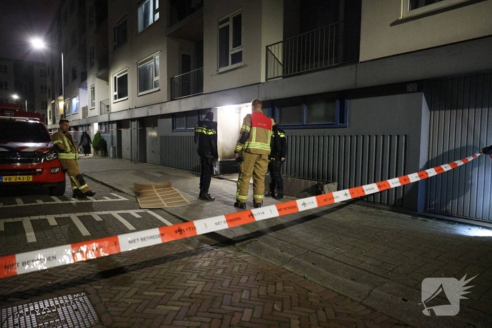 Explosie veroorzaakt brand in portiekwoning