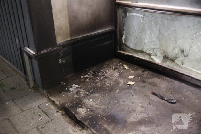 Explosie veroorzaakt brand in portiekwoning