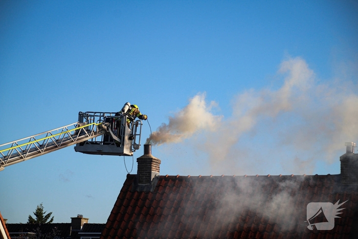 Brand in schoorsteen zorgt voor flinke rookontwikkeling
