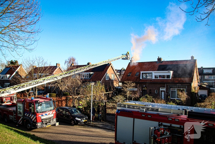 Brand in schoorsteen zorgt voor flinke rookontwikkeling