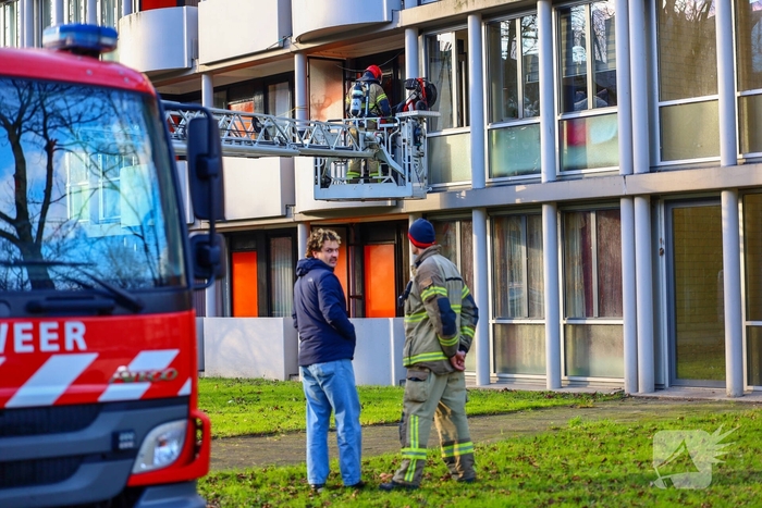 Brandweer blust binnenbrand in woning