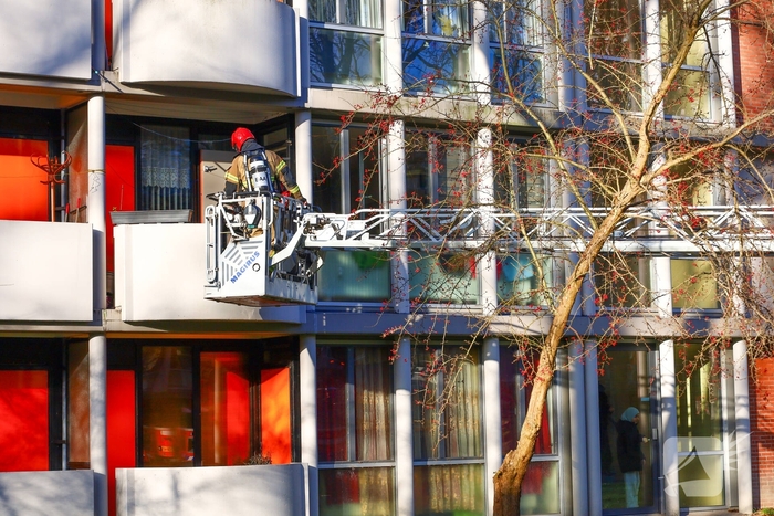 Brandweer blust binnenbrand in woning