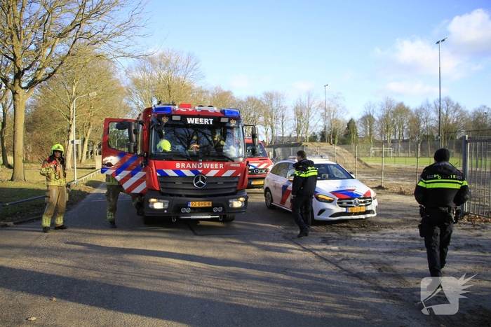 Kinderen blussen brand op voetbalcourt