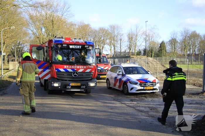 Kinderen blussen brand op voetbalcourt