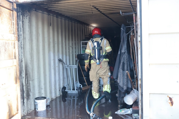 Containerbrand in opslaglocatie snel geblust