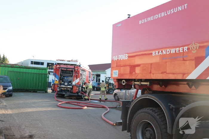 Containerbrand in opslaglocatie snel geblust