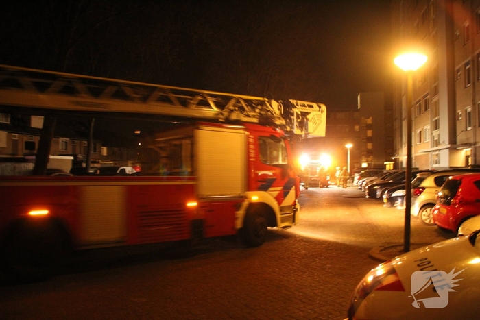 Brand in flatwoning leidt tot inzet brandweer