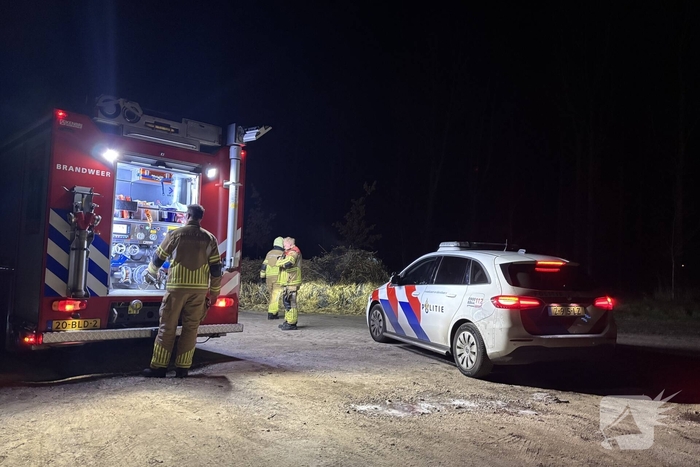 Brandweer blust buitenbrand op parkeerplaats