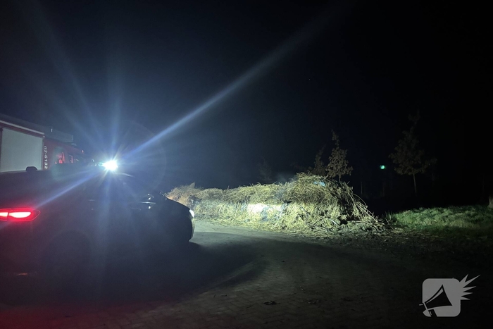 Brandweer blust buitenbrand op parkeerplaats