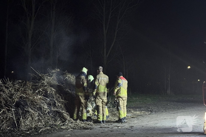 Brandweer blust buitenbrand op parkeerplaats