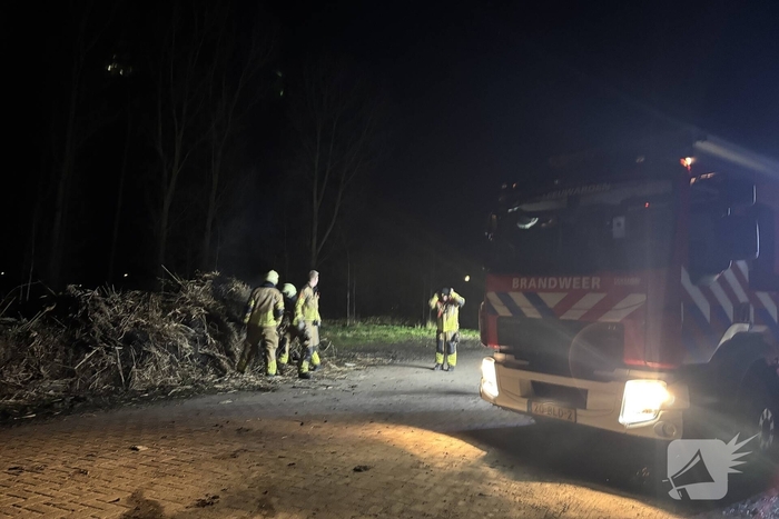 Brandweer blust buitenbrand op parkeerplaats