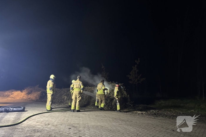 Brandweer blust buitenbrand op parkeerplaats