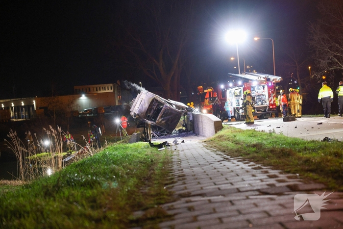 Dodelijk ongeval met auto leidt tot brand
