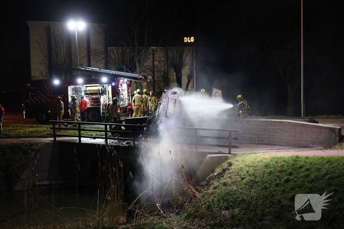 Dodelijk ongeval met auto leidt tot brand
