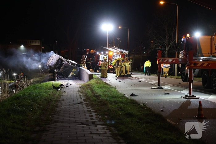 Dodelijk ongeval met auto leidt tot brand