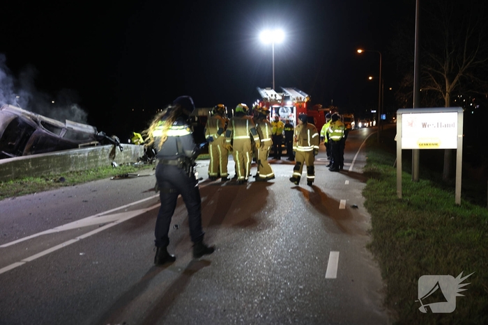 Dodelijk ongeval met auto leidt tot brand