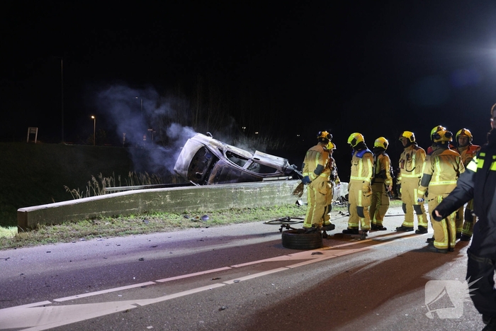 Dodelijk ongeval met auto leidt tot brand