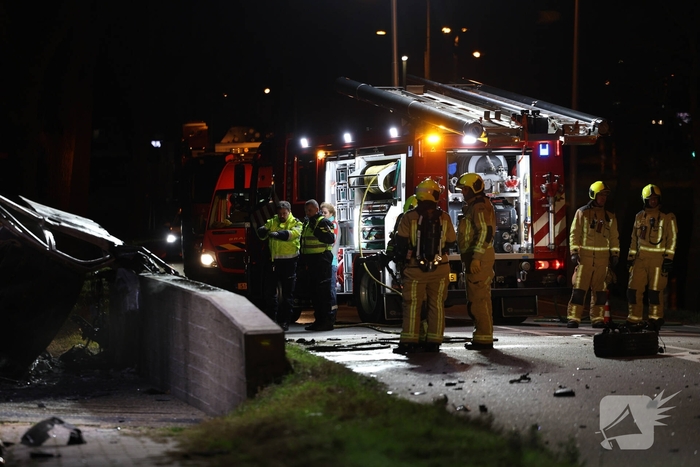 Dodelijk ongeval met auto leidt tot brand
