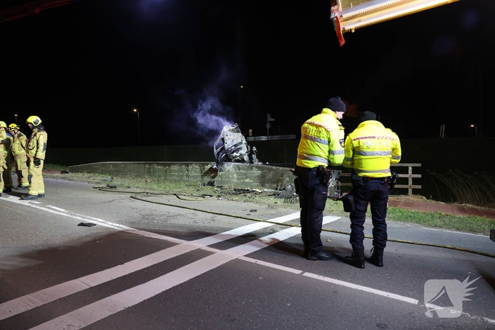 Dodelijk ongeval met auto leidt tot brand