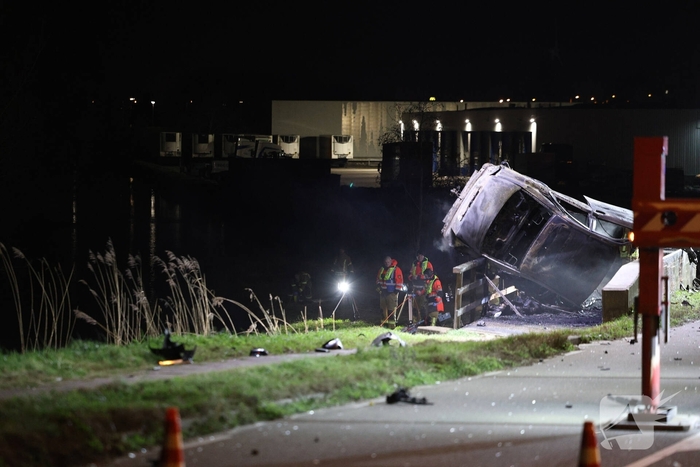 Dodelijk ongeval met auto leidt tot brand
