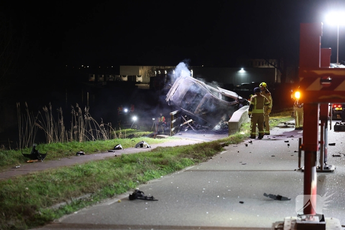 Dodelijk ongeval met auto leidt tot brand