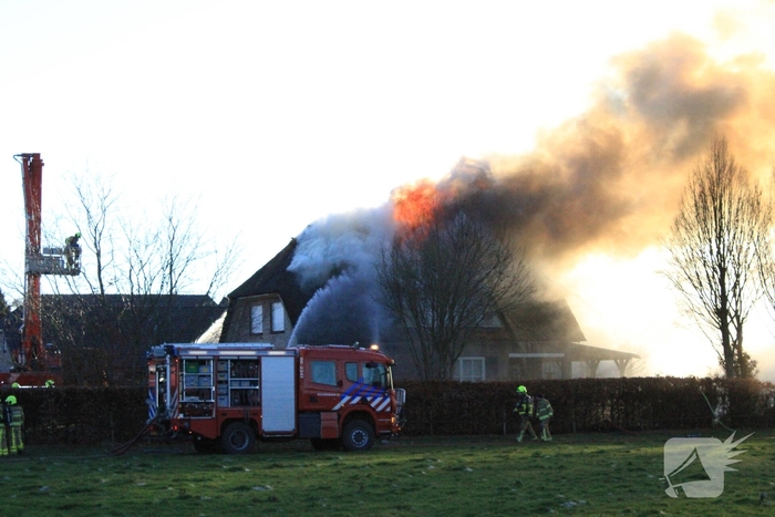 Grote woningbrand verwoest pand met rieten kap