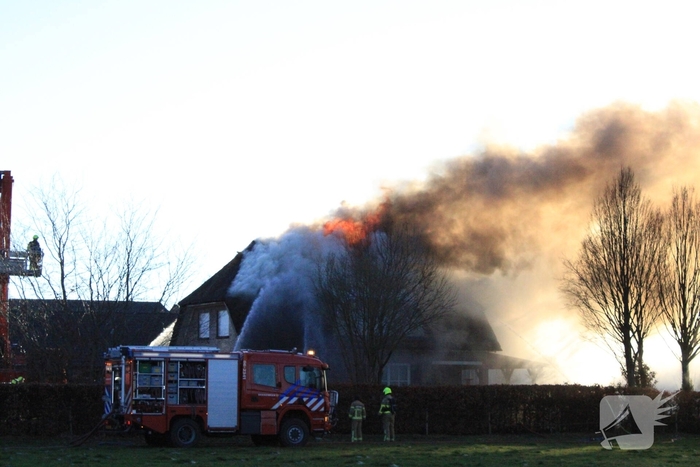 Grote woningbrand verwoest pand met rieten kap