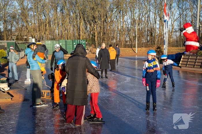 Eerste kerstdag brengt schaatsplezier op natuurijs