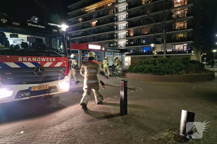 Jongeren steken prullenbak in brand