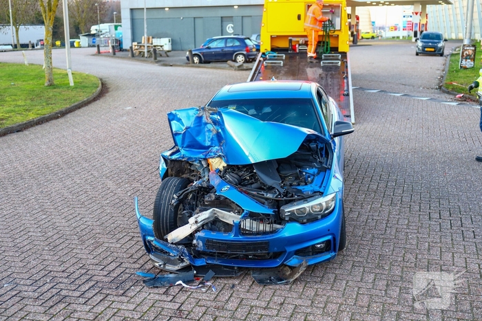 Onwelwording leidt tot gevaarlijke situatie en forse schade bij tankstation