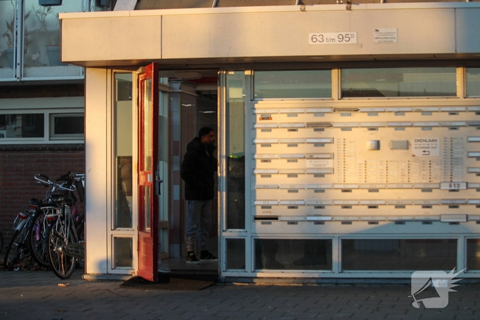 Vuurwerk ontploft in portiek, brandweer en politie doen onderzoek