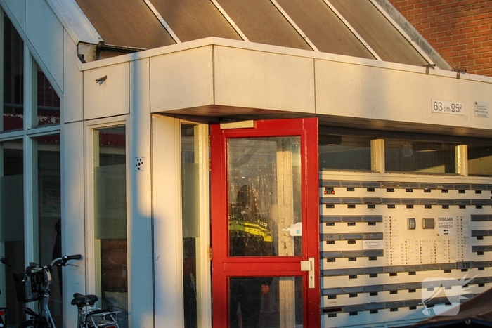 Vuurwerk ontploft in portiek, brandweer en politie doen onderzoek