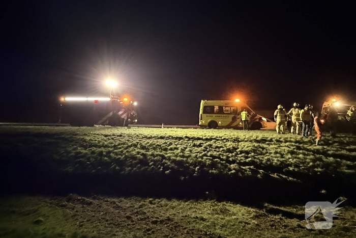 Auto's belanden in greppel naast snelweg, twee personen naar ziekenhuis