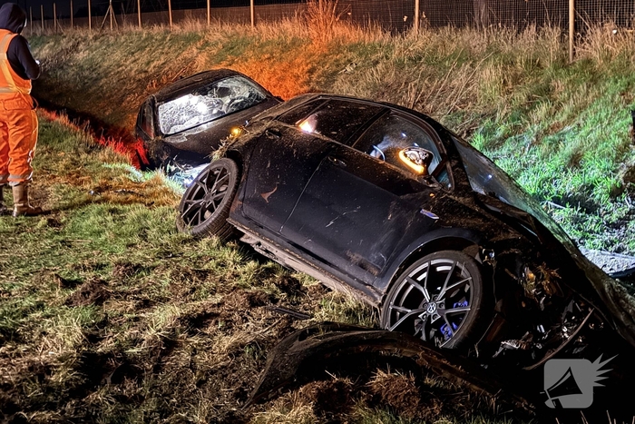 Auto's belanden in greppel naast snelweg, twee personen naar ziekenhuis