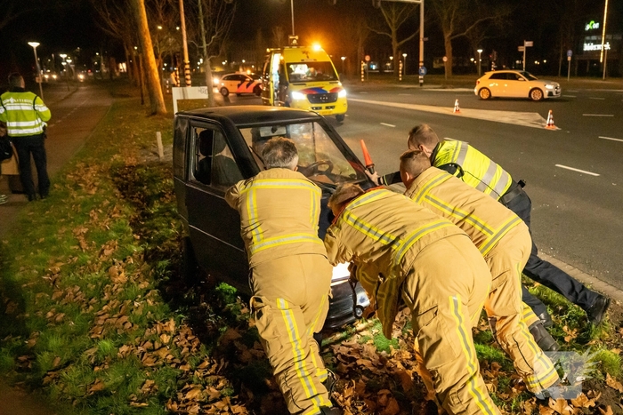 Invalidevoertuig over de zijkant na harde botsing