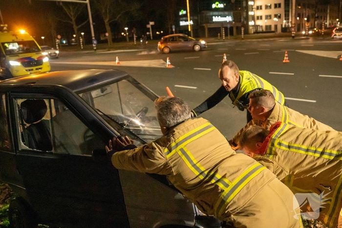 Invalidevoertuig over de zijkant na harde botsing